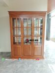 Lemari Hias Kayu Jati Minimalis dengan Kaca