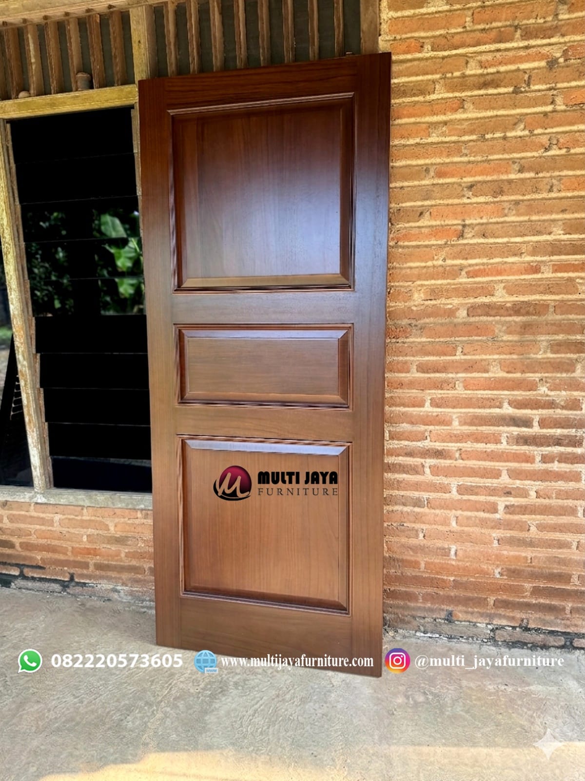 pintu kayu jati premium finishing natural pada interior villa modern Bali