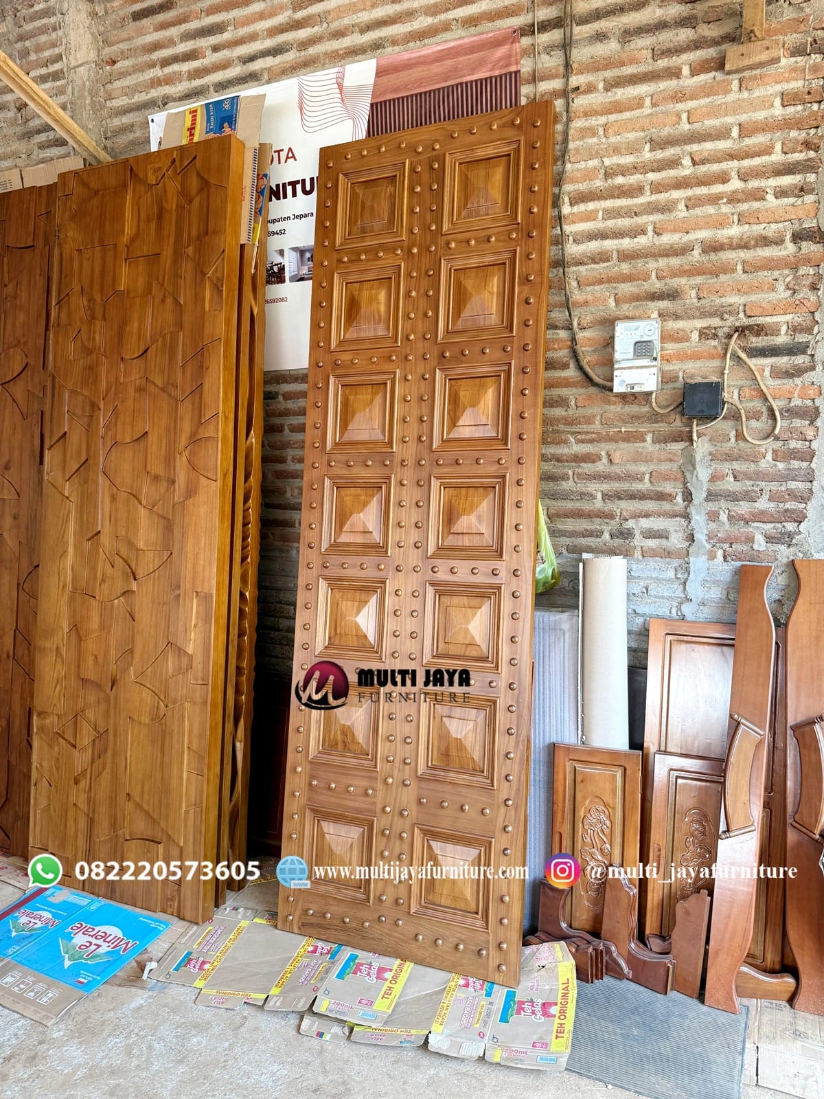 Pintu panel jati solid Jepara dengan susunan kayu motif geometris kontemporer, cocok untuk desain villa tropis mewah di Bali.
