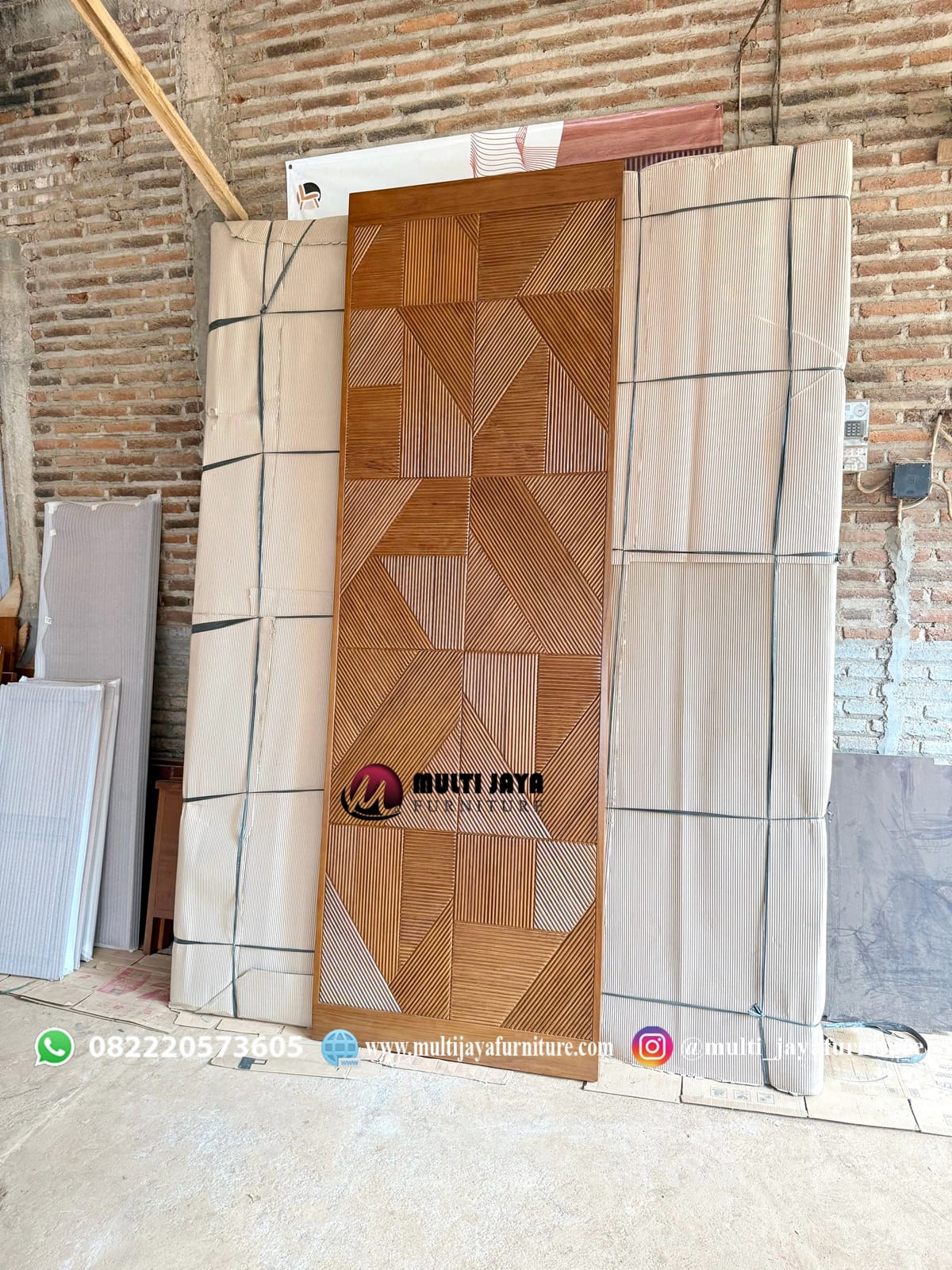 Tampilan depan Pintu Jati Motif Panel Linear berkualitas premium produksi Jepara.